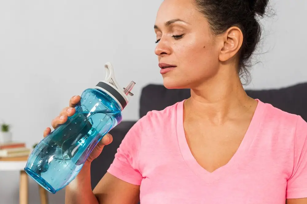 Especialista alerta para cuidados na higienização das garrafas de água e desmistifica perigos 4 garrafas de água