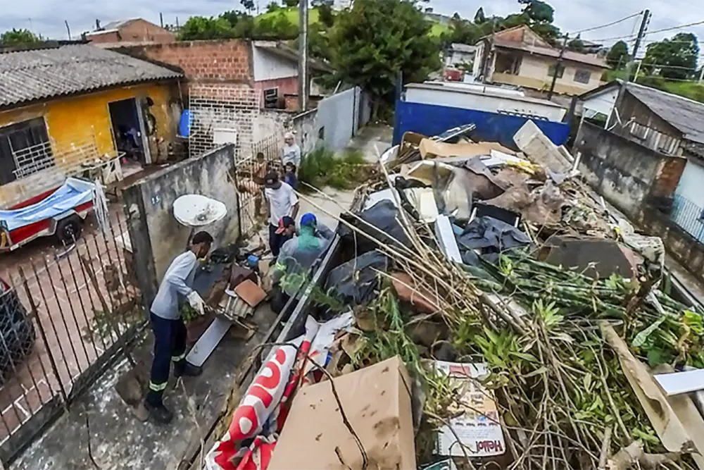 Mutirões contra a dengue já recolheram 127 toneladas de entulhos em Curitiba 1 Mutirões contra a dengue