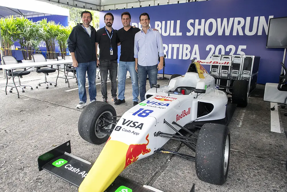 Prefeito Eduardo Pimentel e governador Ratinho Júnior recebem o Red Bull Showrun em Curitiba 1 Red Bull Showrun