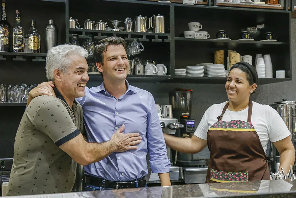 Pimentel caminha pelo Centro de Curitiba e recebe elogios pelo programa de revitalização da região 6 Centro de Curitiba