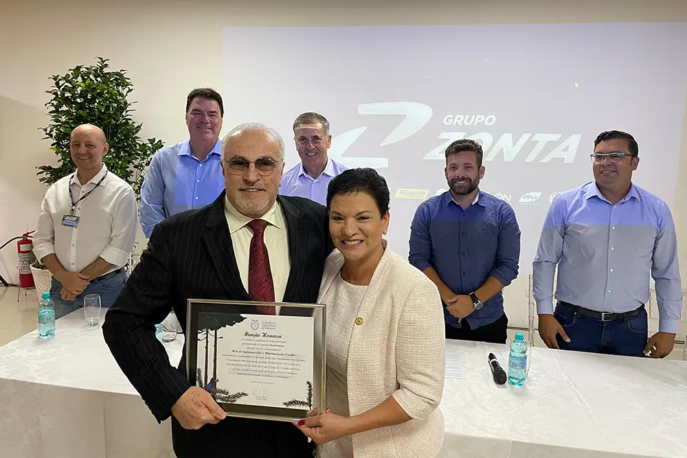 Deputada Marli Paulino entrega Menção Honrosa a Pedro Joanir Zonta pelos 50 anos do Condor 1 Deputada Marli Paulino