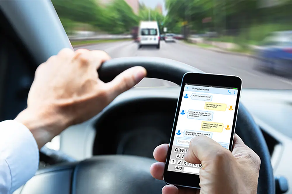 Dependência do celular ameaça a segurança no trânsito, diz psicóloga 8 Dependência do celular