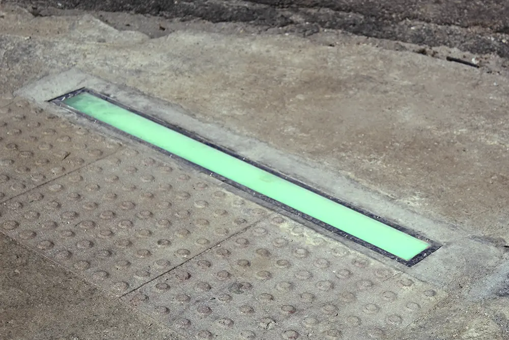 Barras de LED no piso alertam pedestres que vão atravessar a rua em cruzamentos movimentados 9 Barras de LED