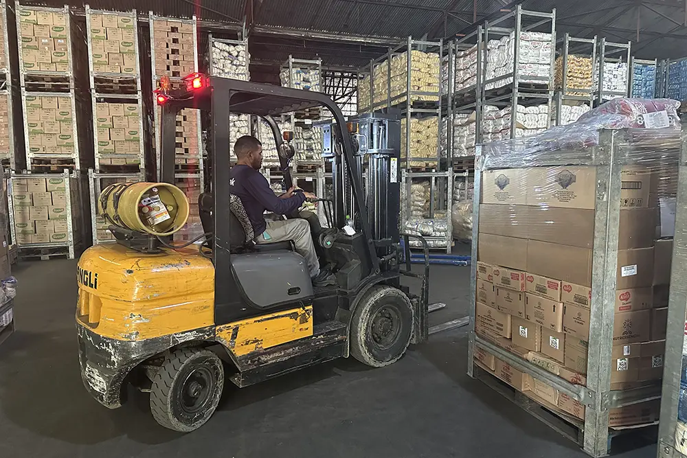 Governo entrega a 2ª remessa de alimentos não perecíveis para as 2 mil escolas estaduais 3 remessa de alimentos