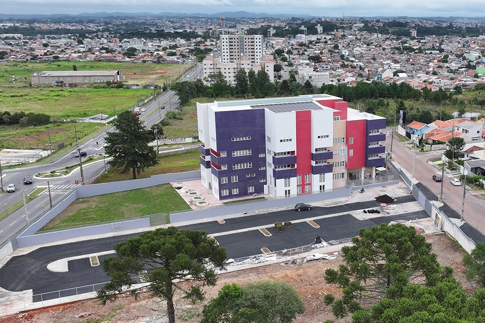 Pinhais investe R$ 50 milhões em novas escolas e CMEIs para ampliar vagas na Educação 2 obras em poty lazarotto drone prox foto pmp
