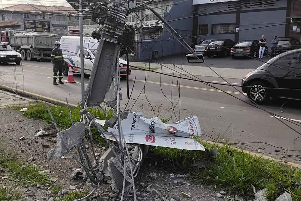 Motoristas causam prejuízo de R$ 4,8 milhões ao derrubar 877 postes no Paraná em três meses 4 postes quebrados