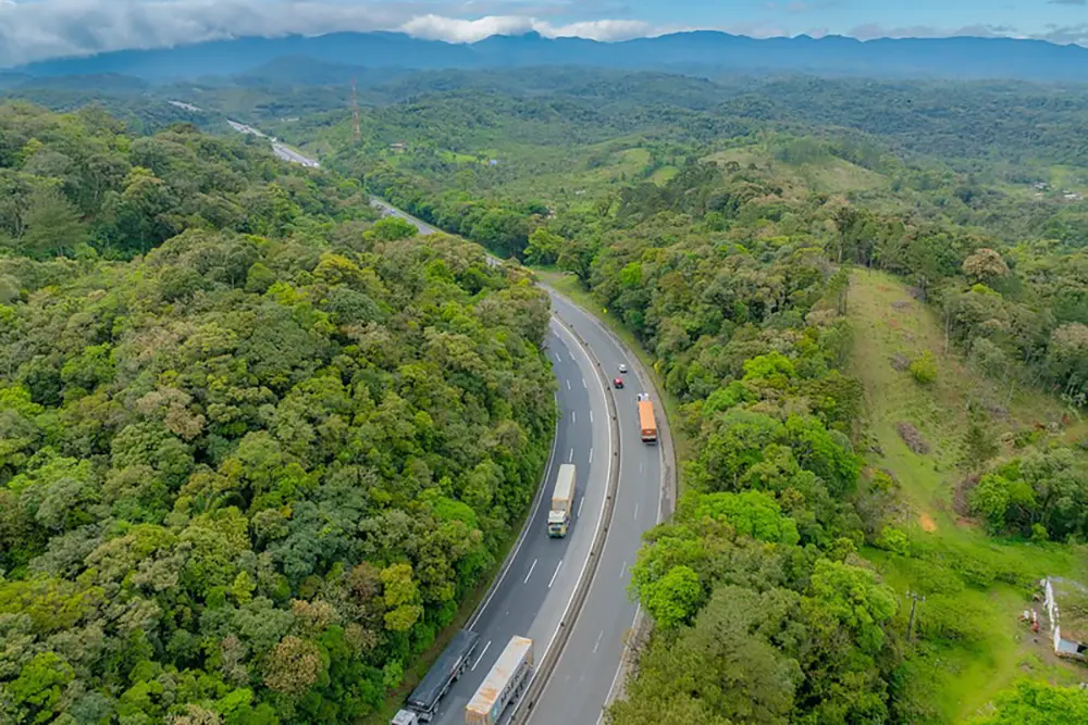 Escoamento da safra aumenta tráfego de caminhões nas rodovias do Litoral do Paraná 5 Escoamento da safra