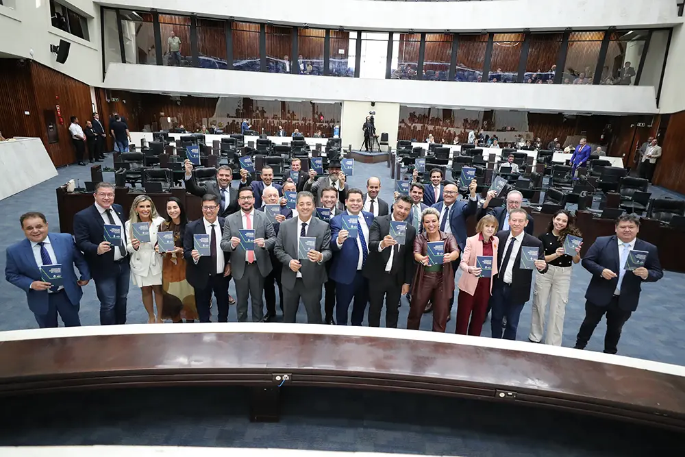 Código do Consumidor Paranaense é formalmente entregue à Assembleia Legislativa 8 alep