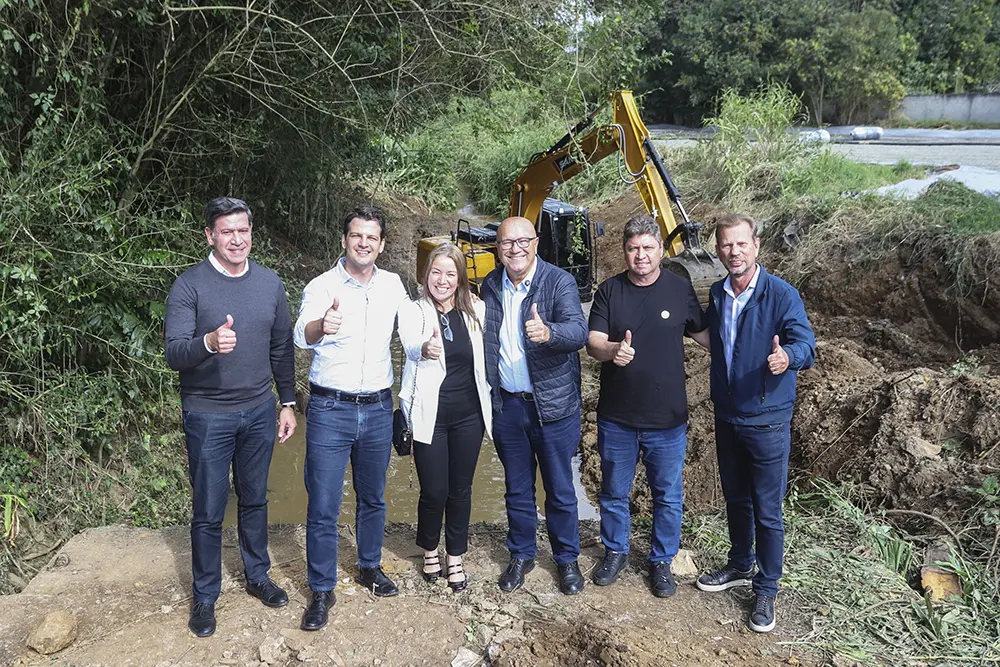 Pimentel vistoria obras de drenagem perto do novo Parque Papa Francisco em Curitiba 5 eduardo pimentel