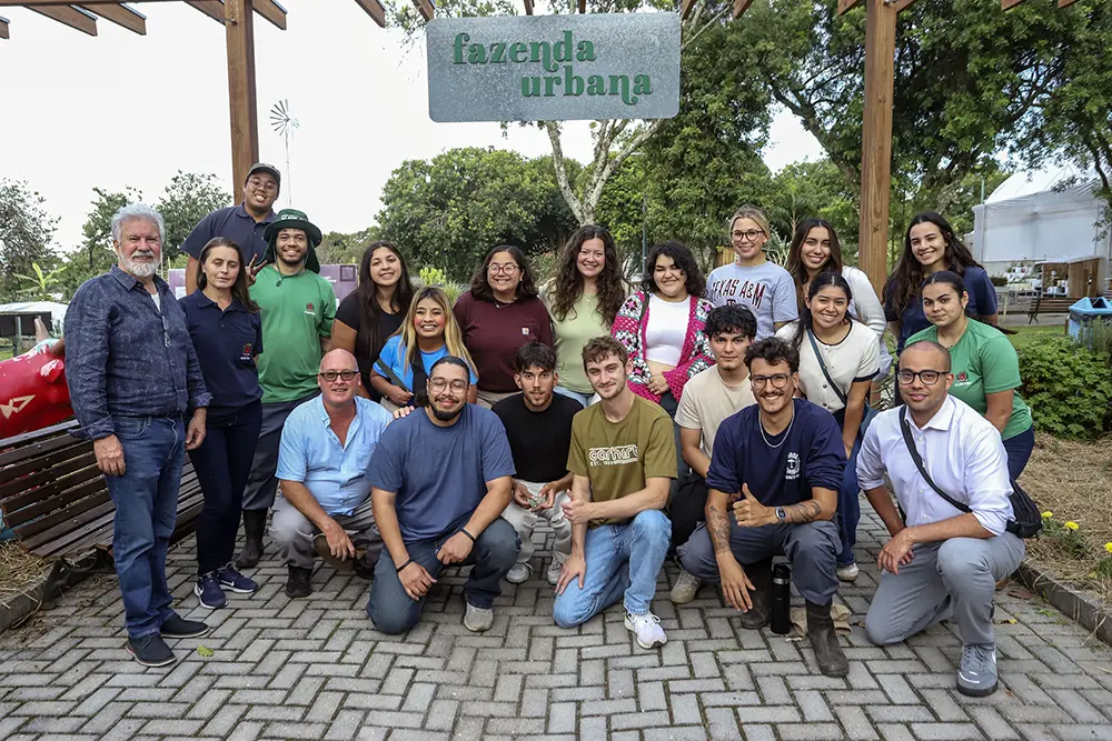 Universitários dos EUA exploraram a Fazenda Urbana e Hortas Comunitárias de Curitiba 2 fazenda urbana