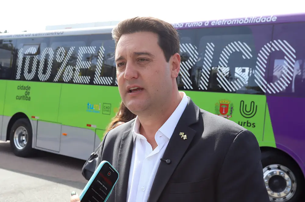 Ratinho Junior conhece os primeiros biarticulados elétricos mundiais produzidos no Paraná 4 governador-ratinho-jr