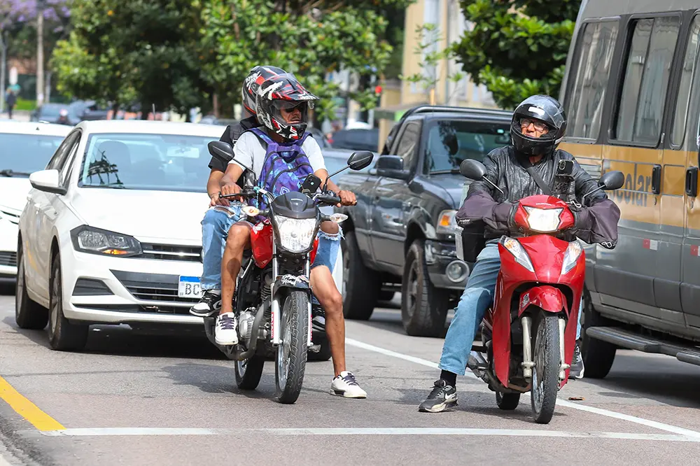 Acidentes com motociclistas acendem alerta para segurança no Paraná 7 motociclistas