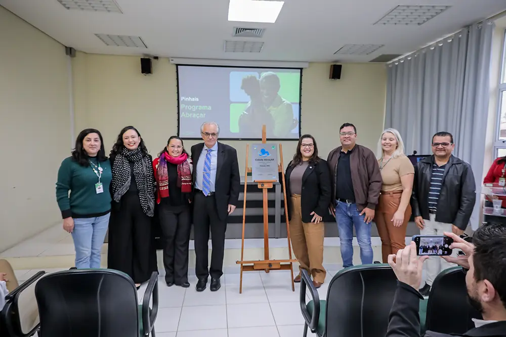 Prefeita Rosa Maria celebra conquista de Pinhais como 'Cidade Abraçar' por avanços na saúde 8 Certificacao Abracar Regional-38