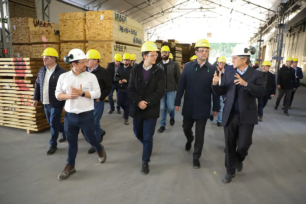 Governador Ratinho Junior visita fábrica de madeira engenheirada e defende o uso sustentável de florestas no Paraná 3 governador-empresa_urbem