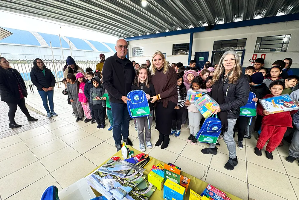 Campina Grande do Sul inicia entrega de kits escolares para 6 mil alunos da Rede Municipal 6 kits escolares