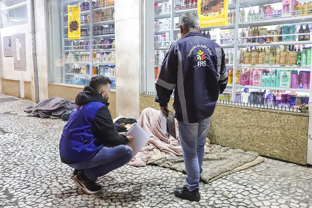 Prefeitura de Curitiba acolhe 1.550 pessoas em situação de rua e intensifica ações durante período de frio 2 pessoas em situação de rua