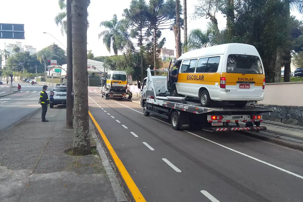 Urbs intensifica fiscalização contra transporte escolar irregular em Curitiba 6 van escolar