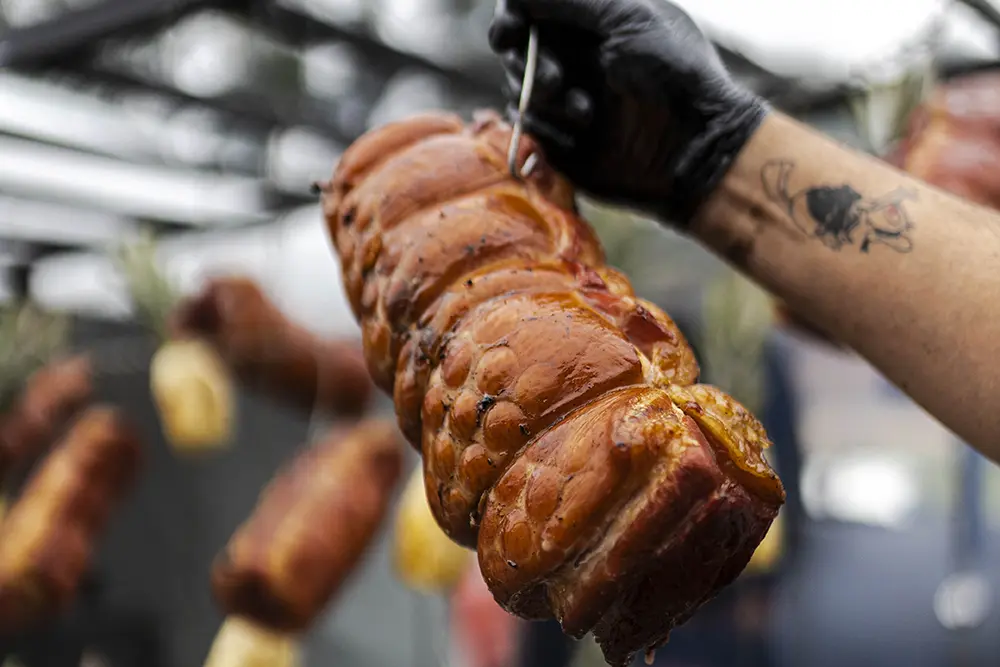 Curitiba recebe o maior festival de torresmo do Brasil com música, fogo de chão e mais de 10 toneladas de sabores 1 Festival Torresmo Day Curitiba