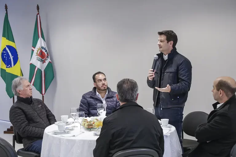 Prefeito Eduardo Pimentel com representantes da comunidade católica