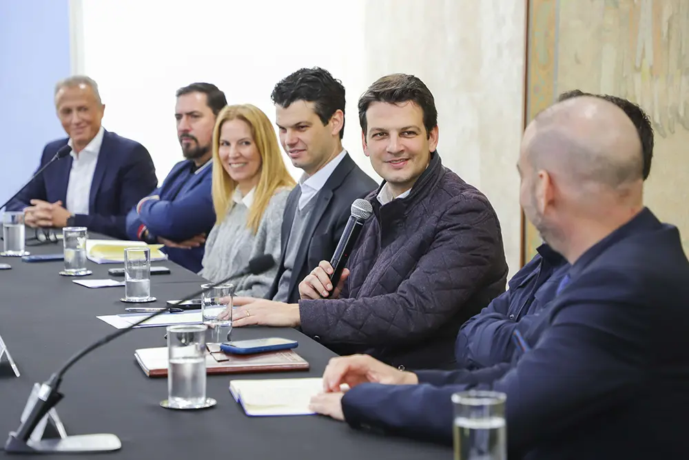 Prefeito Eduardo Pimentel inicia plano para fiação elétrica subterrânea com apoio do BNDES e Copel 3 Prefeito Eduardo Pimentel