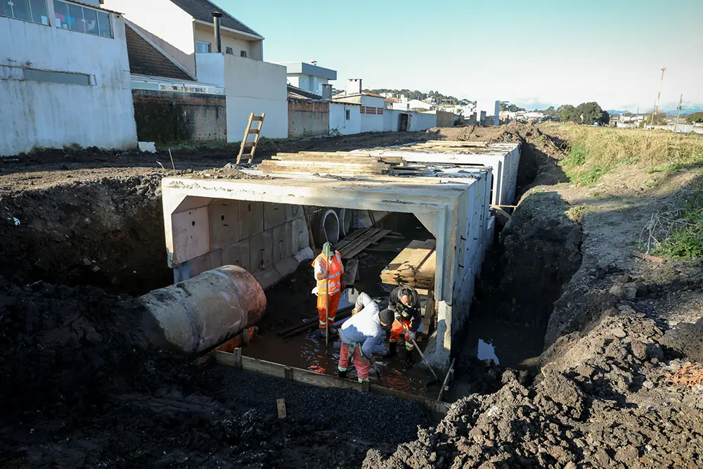 Nova galeria de drenagem no Jardim Amélia quase pronta 9 canalização de vala