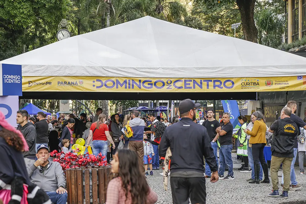Domingo no Centro de Curitiba terá brincadeiras, teatro e serviços gratuitos na Rua XV 1 domingo no centro