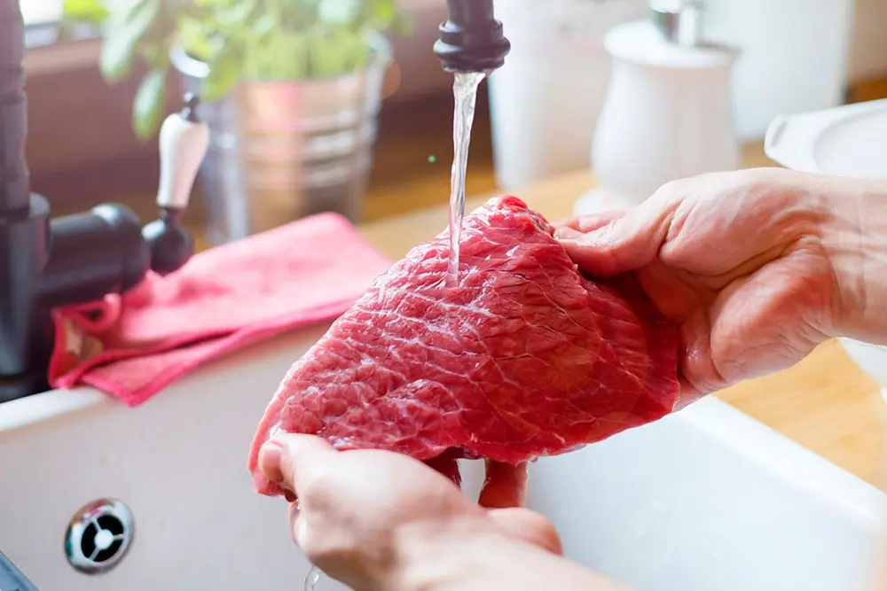 Não lave a carne crua antes do preparo: especialistas explicam os riscos e como garantir a segurança alimentar 4 lavar carne