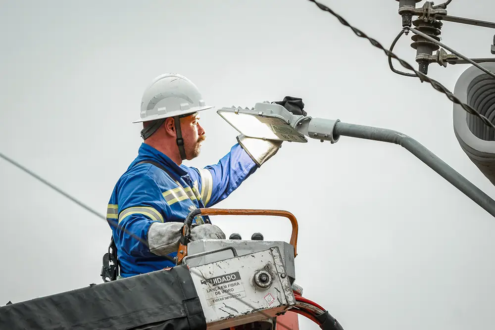 Pinhais conclui modernização e chega a 100% de iluminação pública em LED 7 Instalacao iluminacao LED-27