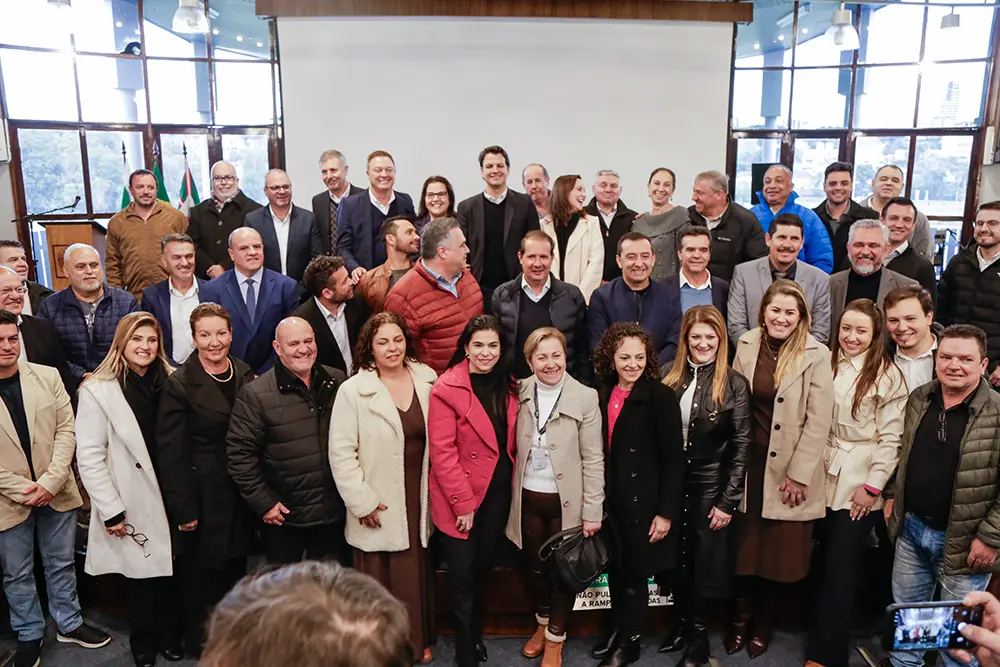 Prefeitos da RMC destacam vantagens do trabalho conjunto com Curitiba 3 prefeitos rmc