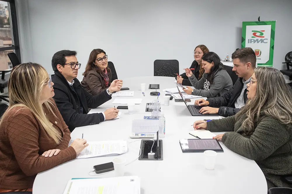 Pautas dos professores são tratadas durante reunião entre a Prefeitura de Curitiba e Sindicato 8 Pautas dos professores