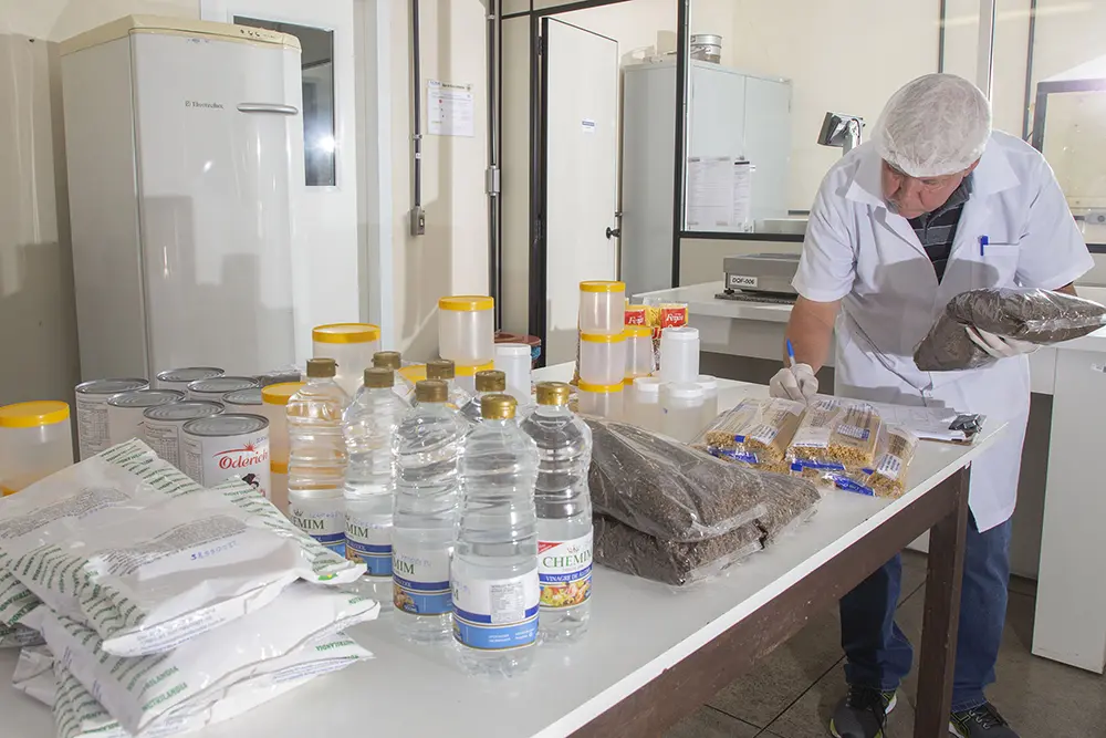 Padrão Pioneiro: Paraná garante alimentação escolar segura com 7.500 análises microbiológicas anuais 7 Alimentação escolar