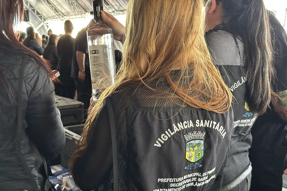 Alerta Metanol: Vigilância Sanitária de Pinhais fiscaliza bebidas em mega show e orienta consumidor 7 Fiscalizacao Bebidas 10