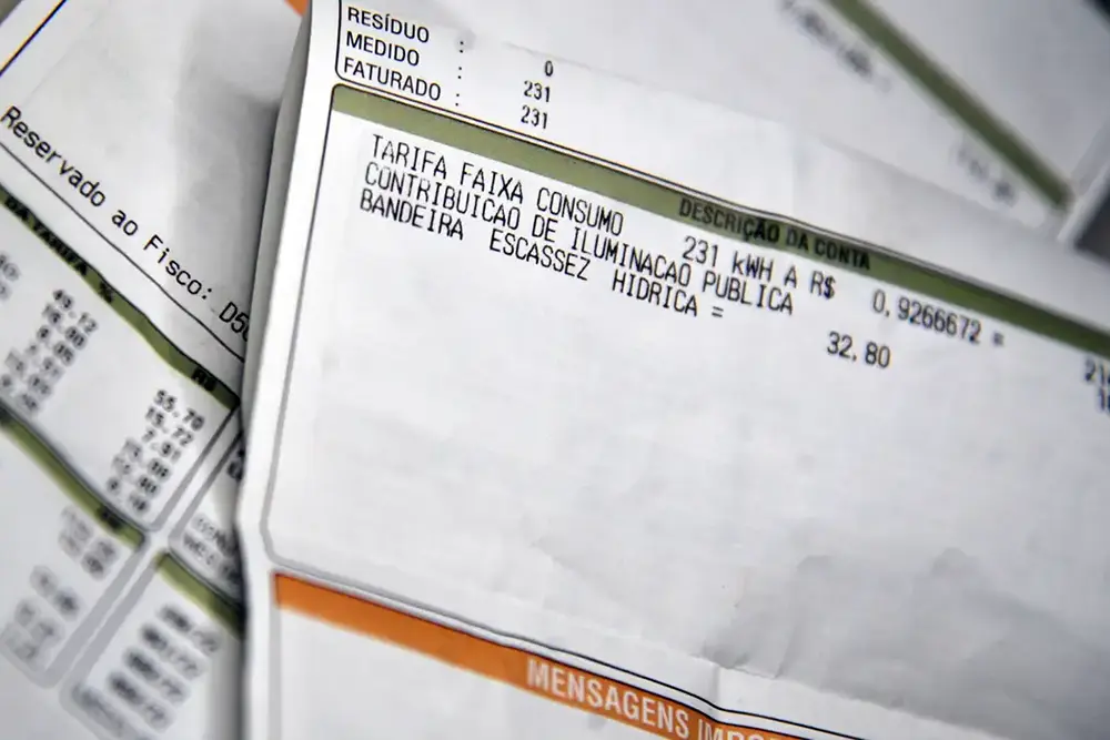 Conta de luz segue com bandeira vermelha em outubro, mas cai para patamar 1 1 bandeira vermelha