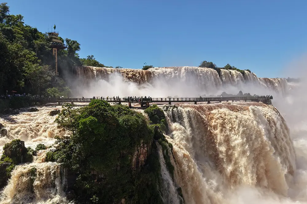 Cataratas do Iguaçu atingem 7 milhões de litros por segundo; vazão quatro vezes acima da média 4 cataratas