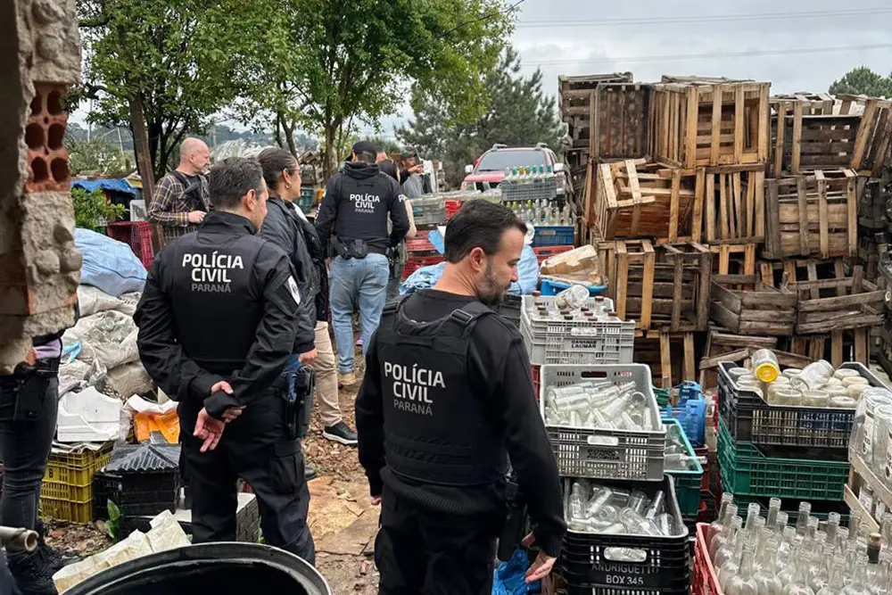 PCPR destrói 300 mil garrafas em operação contra fraude de bebidas após casos de metanol no Paraná 5 operação contra bebidas irregulares