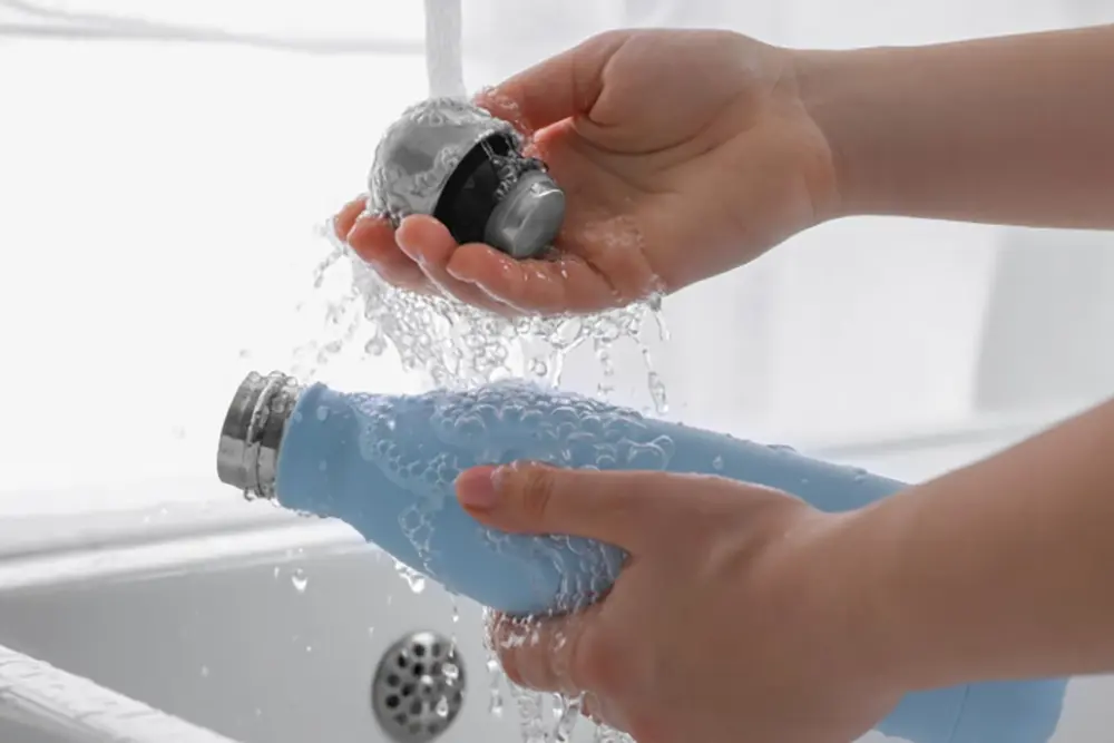 Garrafa de água suja? Micróbios se proliferam; saiba como limpar 3 Higienização garrafas 800