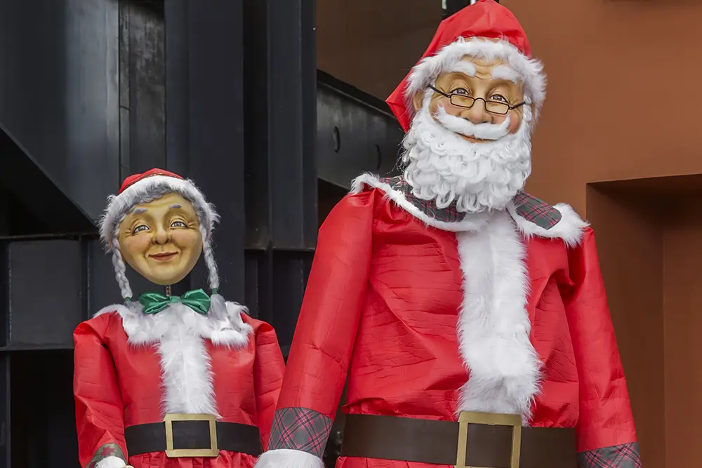 Estreia do Auto de Natal do Largo da Ordem terá Papai Noel gigante 6 papai e mamae noel