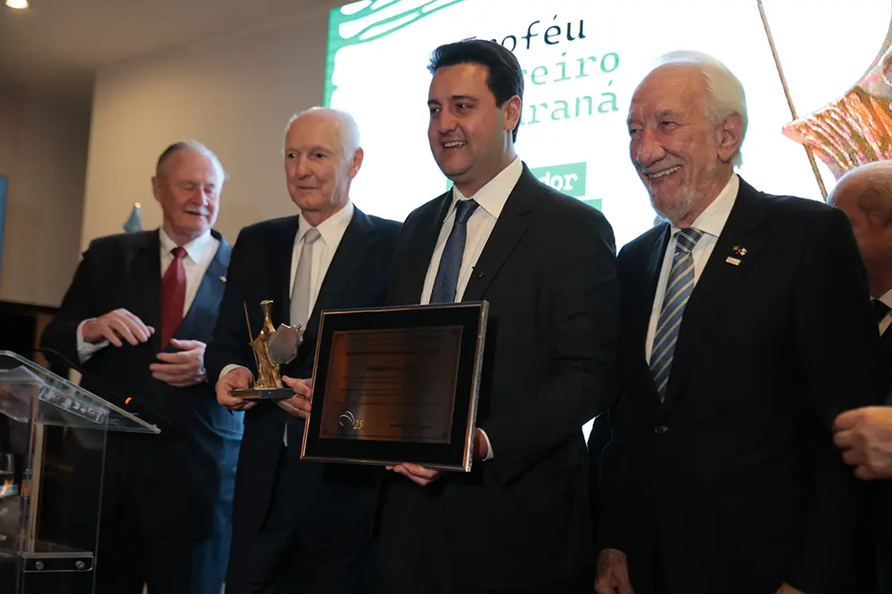 Ratinho Junior recebe Troféu Guerreiro do Movimento Pró-Paraná 1 ratinho junior pro parana