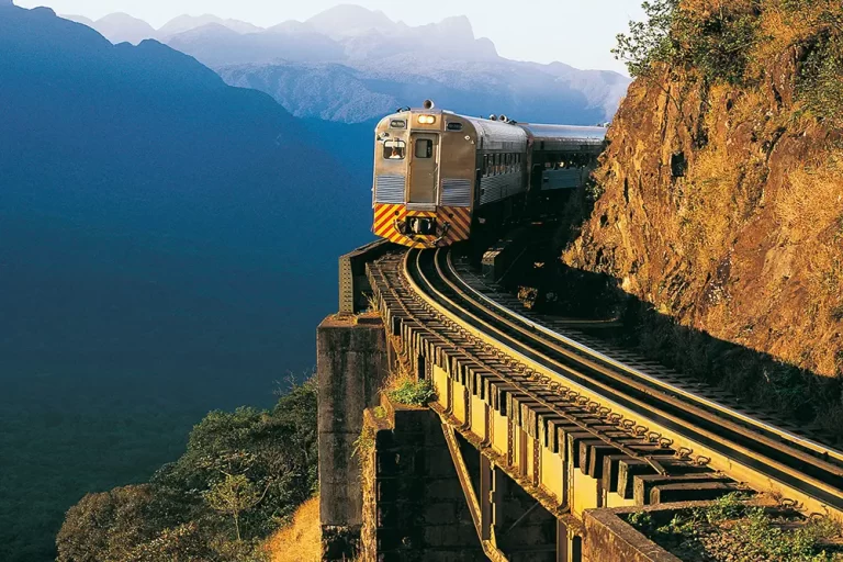 Litorina-no-Viaduto-do-Carvalho---Creditar-Carlos-Renato-Fernandes