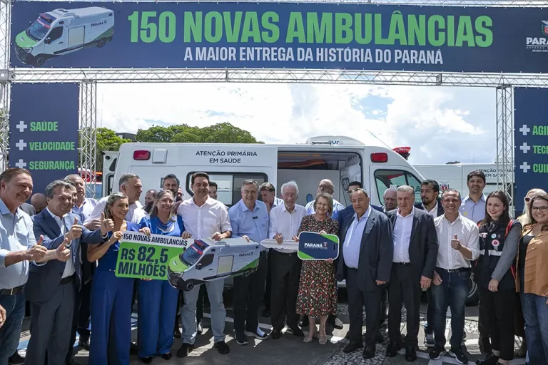 Governador Ratinho Junior com o vice-governador Darci Piana, o secretário Beto Preto e diversas outras autoridades