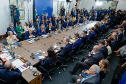 ** Texto Alternativo (ALT) para a imagem principal**
Presidente Luiz Inácio Lula da Silva em reunião bilateral formal com o presidente José Raúl Mulino do Panamá, ambos sentados à mesa em ambiente de conferência, engajados em diálogo diplomático.