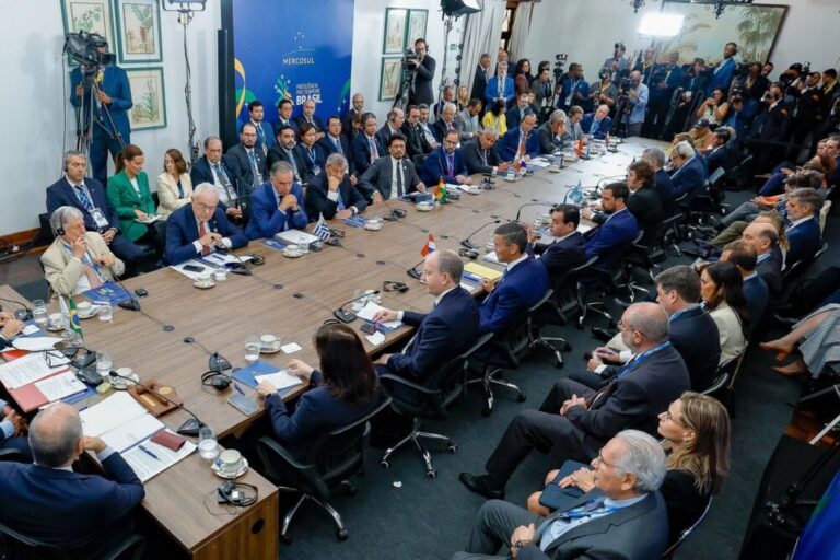 ** Texto Alternativo (ALT) para a imagem principal**
Presidente Luiz Inácio Lula da Silva em reunião bilateral formal com o presidente José Raúl Mulino do Panamá, ambos sentados à mesa em ambiente de conferência, engajados em diálogo diplomático.