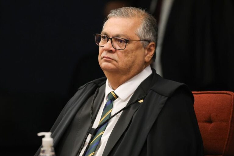Ministro Flávio Dino, do Supremo Tribunal Federal (STF), em imagem institucional, representando a decisão judicial que suspende o pagamento de emendas do orçamento secreto.