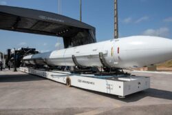 Foguete Hanbit-Nano da Innospace, com 21,8 metros de comprimento, verticalizado na plataforma de lançamento do Centro de Lançamento de Alcântara (CLA), Maranhão. O veículo apresenta sua configuração de dois estágios, em um cenário de preparativos finais para a missão de lançamento comercial de satélites em órbita baixa da Terra.