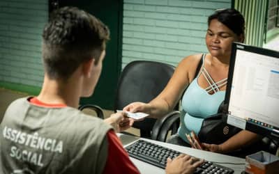 SUAS: como funciona a assistência social no Brasil e onde buscar atendimento 4 SUAScomofuncionaaassistnciasocialnoBrasileondebuscaratendimento 0151675001769878567 SUAS: como funciona a assistência social no Brasil e onde buscar atendimento