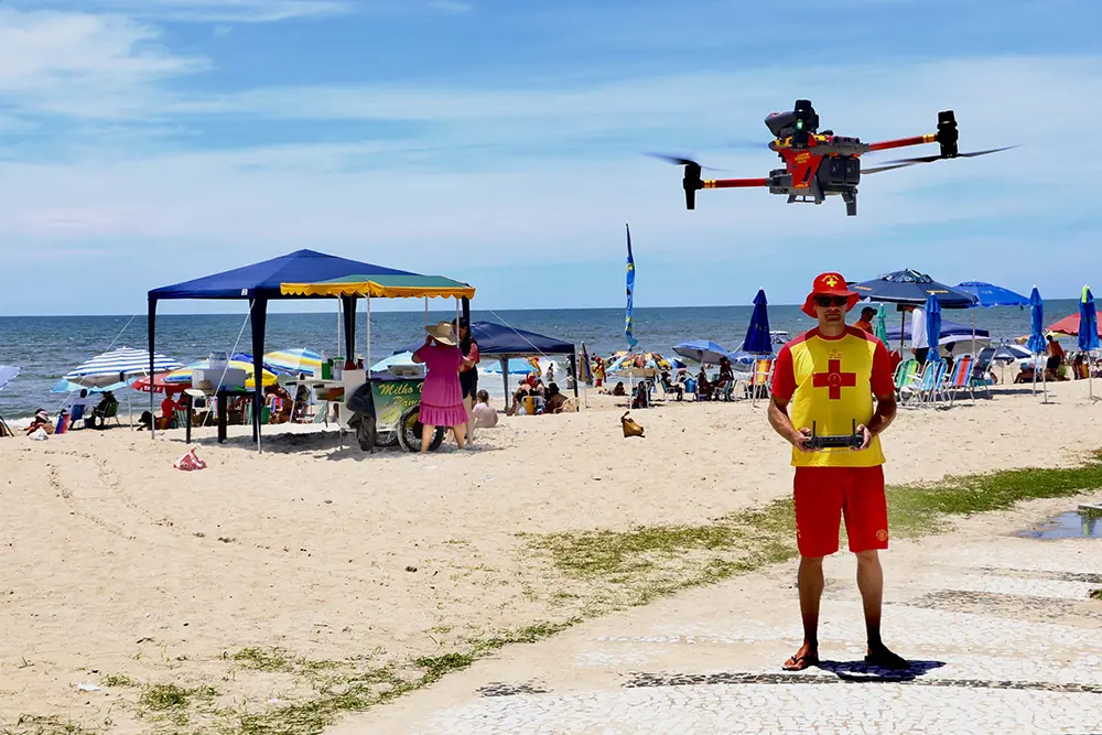 Drones reduzem afogamentos no PR: veja a tecnologia dos Bombeiros 1 bombeiros e drones