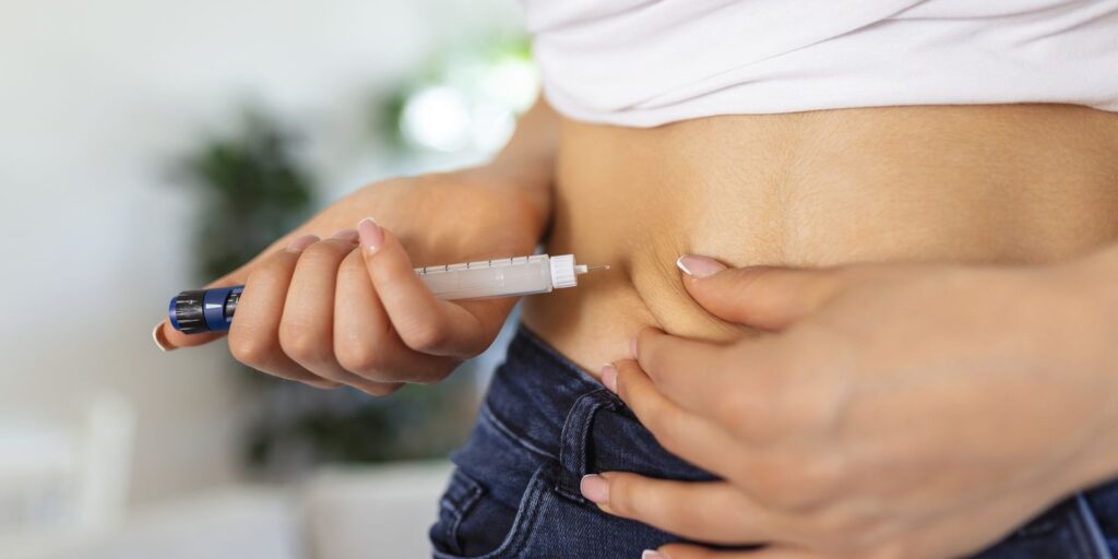 Anvisa alerta: risco de pancreatite com canetas emagrecedoras 1 diabetic patient using insulin pen making insulin injection home young woman control diabetes diabetic lifestyle Anvisa alerta: risco de pancreatite com canetas emagrecedoras