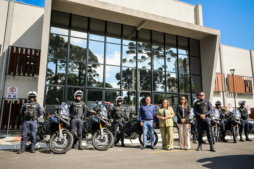 Pinhais investe R$ 1,3 milhão em novas frotas para a Saúde e Segurança 1 Para a prefeita Rosa Maria, as novas motocicletas da Guarda Municipal representam um salto de qualidade para o patrulhamento