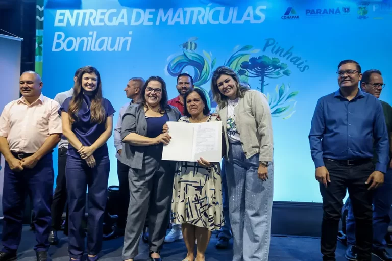 Com a presença da prefeita Rosa Maria e diversas outras autoridades, moradores das Moradias Bonilauri celebraram a conquista das escrituras definitivas no Complexo Aníbal Khury