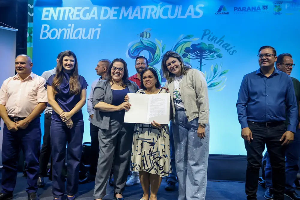 Prefeitura de Pinhais entrega títulos a 70 famílias após regularização fundiária 3 Com a presença da prefeita Rosa Maria e diversas outras autoridades, moradores das Moradias Bonilauri celebraram a conquista das escrituras definitivas no Complexo Aníbal Khury